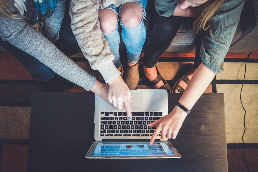 Espacio de trabajo con laptop y café